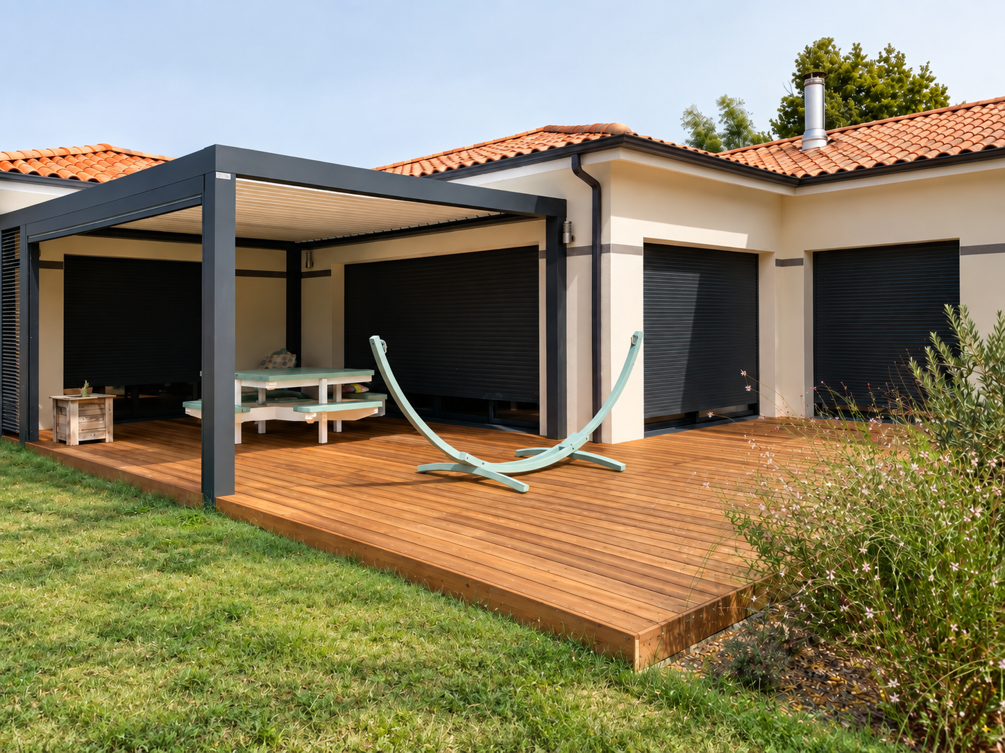 Terrasse bois et pergola dans un jardin privé